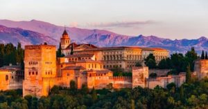 Die Stadtburg Alhambra auf dem Sabikah-Hügel von Granada in Spanien