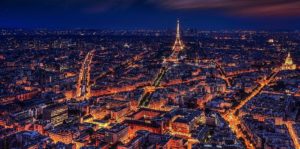 Paris mit Eifelturm bei Nacht